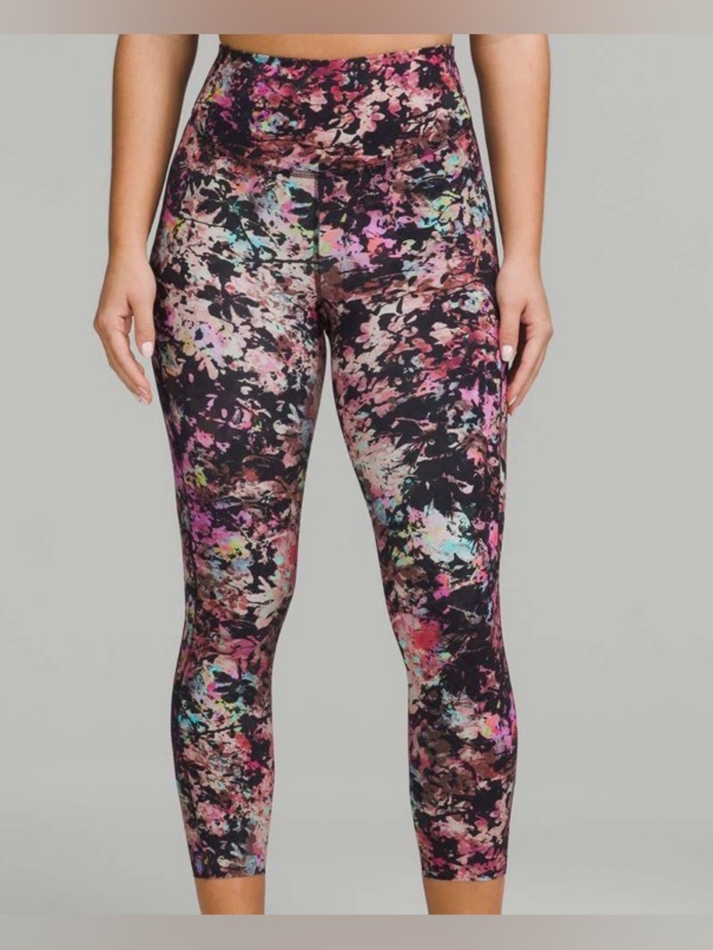 Lululemon Base Pace High-Rise Crop‎ 23"
Stencil Blossom Red size 12